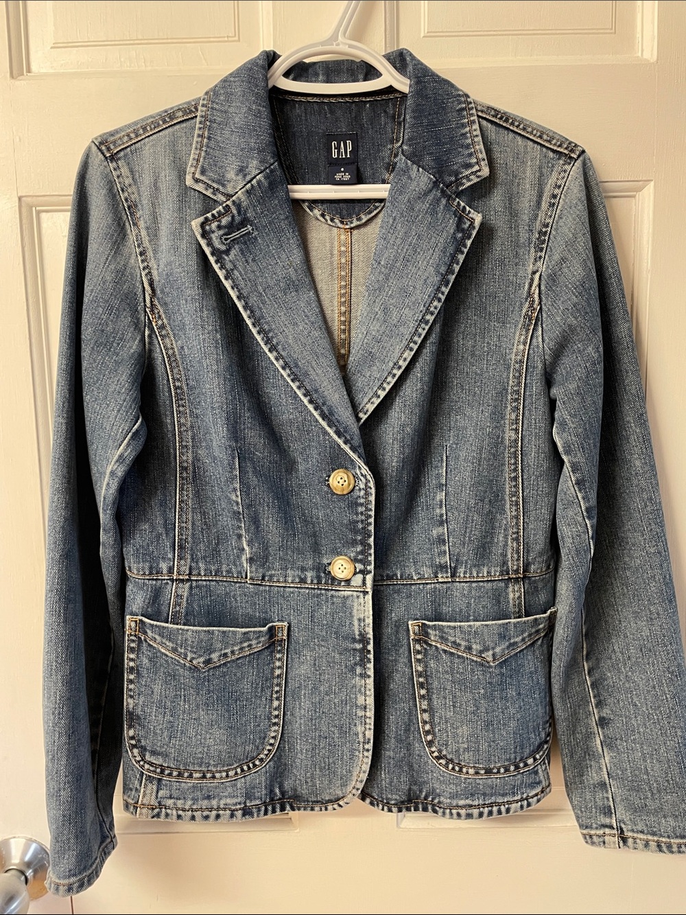 Gap denim 2 button 2 pocket blazer women’s size 8
